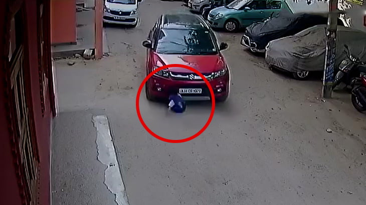 【閲覧注意】車から降ろした幼い子どもを何故か轢いてしまうドライバーの映像。