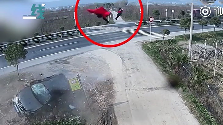 【衝撃映像】横転した車から空高く放り出されてしまった男性と幼い子どもの映像。