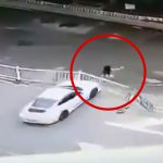 【衝撃映像】車で女性を轢き殺そうとするイカれたドライバー。