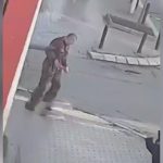 ナイフを持った男が警察官の目の前で自分の首を切ってしまう映像。