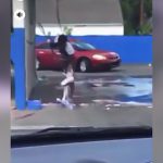 洗車場で下半身を洗いまくる黒人女性。