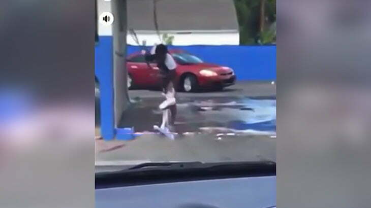 洗車場で下半身を洗いまくる黒人女性。