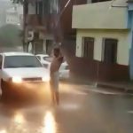 雨をシャワー代わりに身体を洗う男、車に轢かれてしまう･･･。