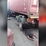 【閲覧注意】トラックのタイヤで下半身を潰されてしまったグロ動画。