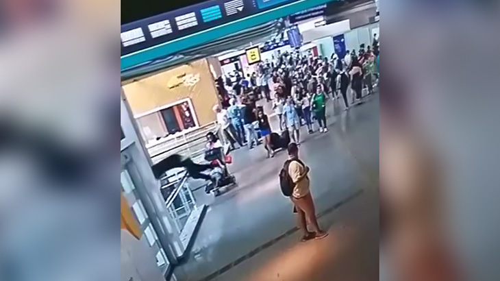 空港内を歩いていた男、突然走り出して飛び降り自殺してしまう･･･。