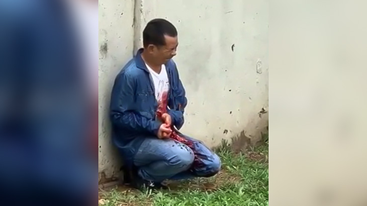 【閲覧注意】自分の腹を裂いて腸を引っ張り出すイカれた男の映像。