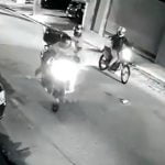 【衝撃映像】2人乗りバイクの強盗、非番の警察官に射殺されてしまう。