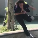 キックボードでトリック決めようとした男性、失敗して首がグニャッと曲がってしまう映像。