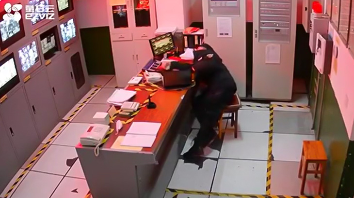 【恐怖】突然身体が硬直したあと痙攣して死んでしまった警備員の映像が怖すぎる･･･。