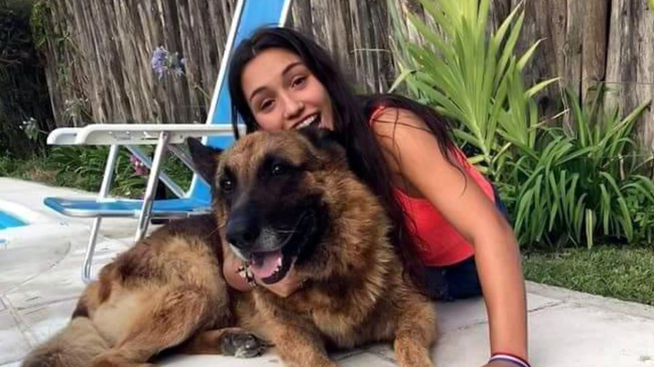 【画像】飼い犬にじゃれついてた女の子、顔を噛まれて何針も縫うハメに･･･。