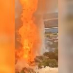 ガソリンスタンドが大爆発する瞬間の映像。