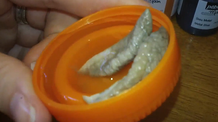 切り取ったマ●コの皮膚を樹脂で固めてジュエリーを作ってしまった女の子の映像。