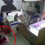 なぜか無人で動き出した3輪バイクに潰されてしまった女の子の映像。