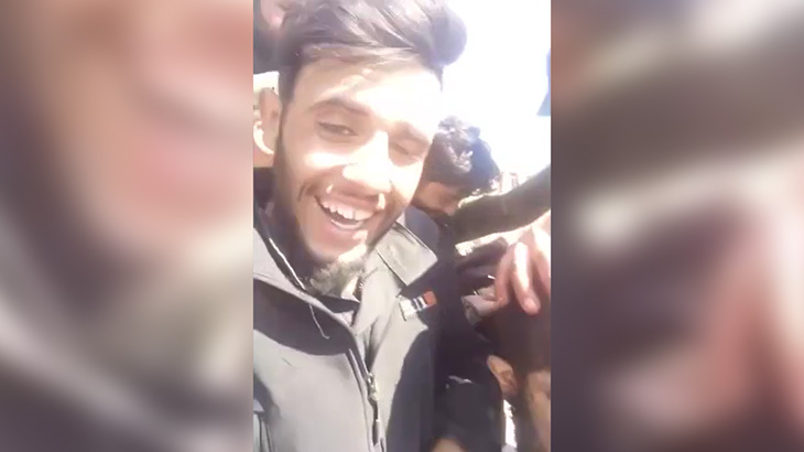 【閲覧注意】殺害した男性の肉片を手に持って笑顔を見せる男の映像。