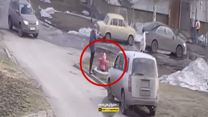 マンホールの蓋の上を飛び跳ねて遊んでいた女の子、突然蓋が外れて落下してしまう映像。