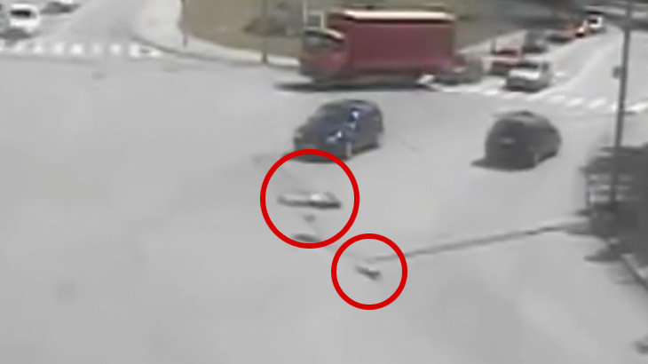 【閲覧注意】自転車に乗っていた男性が車に轢かれた瞬間、脚がちぎれ飛ぶ映像。