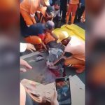 【閲覧注意】脳がこぼれた男性の頭をビニールで包んで回収するグロ動画。