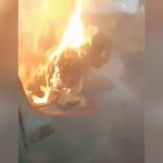燃える車内に取り残され叫び声を上げる女性の映像。