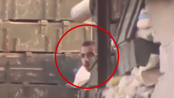 【閲覧注意】スナイパーにヘッドショットされて顔がグニャンと歪むグロ動画。