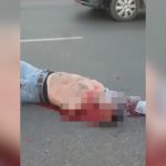 【閲覧注意】トラックに轢かれた男性、頭が割れて左腕がちぎれてしまったグロ動画。