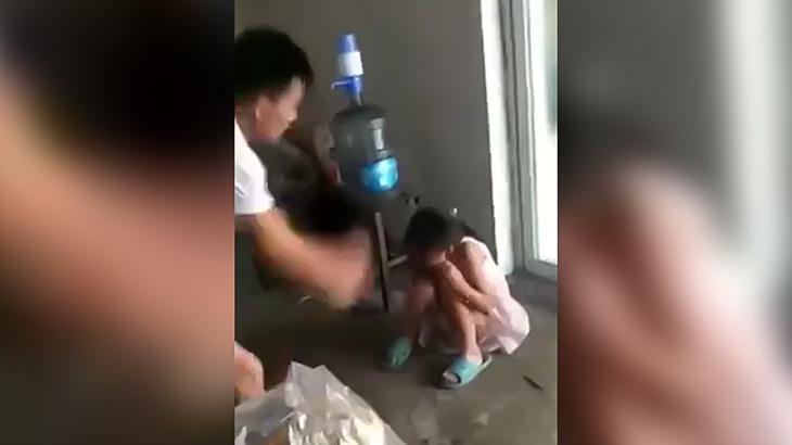 ま?幼い娘を木の棒で思いっきりブッ叩くクズ父親の?像。