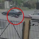 道路に飛び出した男の子が車に2回轢かれてしまう事故映像。