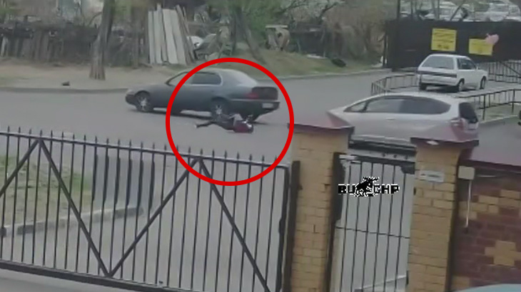 道路に飛び出した男の子が車に2回轢かれてしまう事故映像。