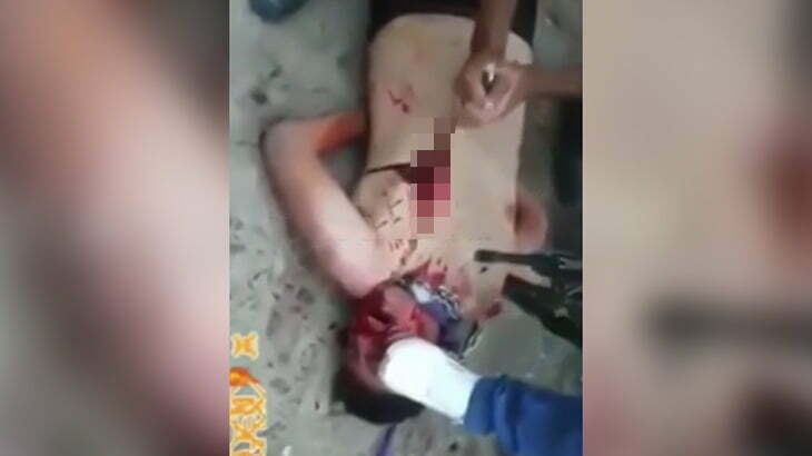 【超！閲覧注意】生きたまま男性の胸を切り開き、切り取った内臓を食べてしまうグロ動画。