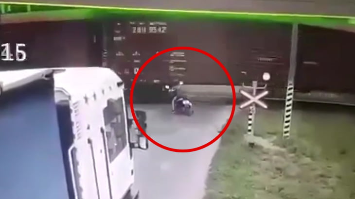 バイクを停止することができず列車に突っ込んで轢かれてしまう映像。