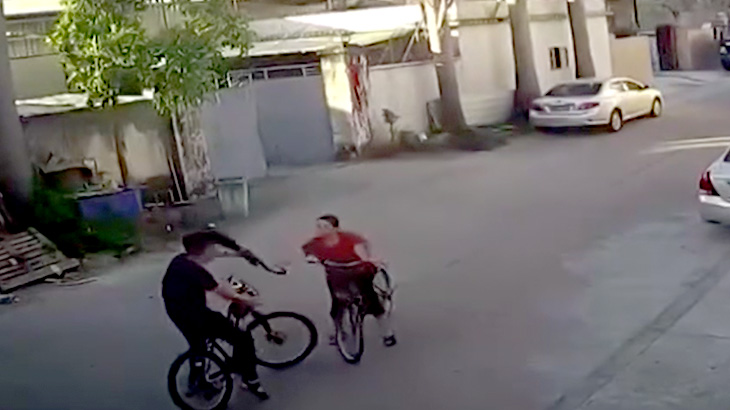 自分から自転車で突っ込んでおいてブチ切れるキチガイおばちゃんの映像。