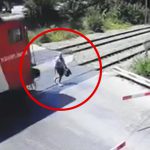 【閲覧注意】列車に轢かれたおじいちゃんの身体から血しぶきが舞う事故映像。