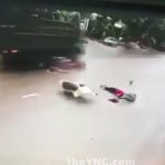 バイクと衝突して弾き飛んだ男性がトラックにも轢かれてしまう映像。