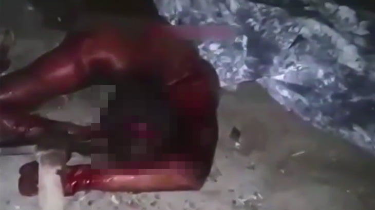 【閲覧注意】つるはしを頭に突き刺されて殺される男のグロ動画。