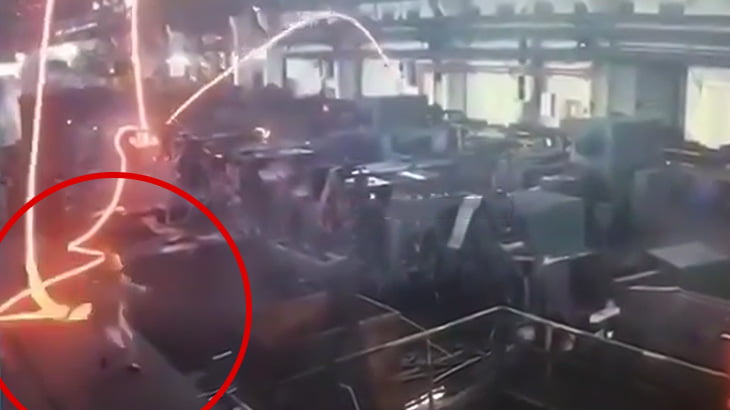 製鉄所で真っ赤に燃えた鉄が作業員の男性に向かってくる映像。