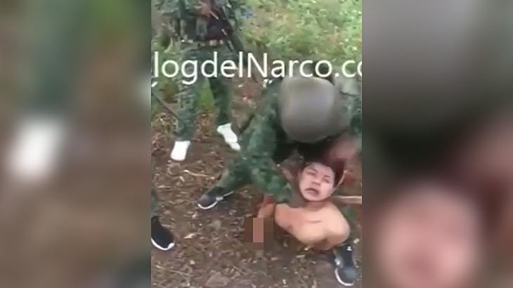 【閲覧注意】両手両脚を切断されたあと、首をマチェーテで切断されて殺されるグロ動画。