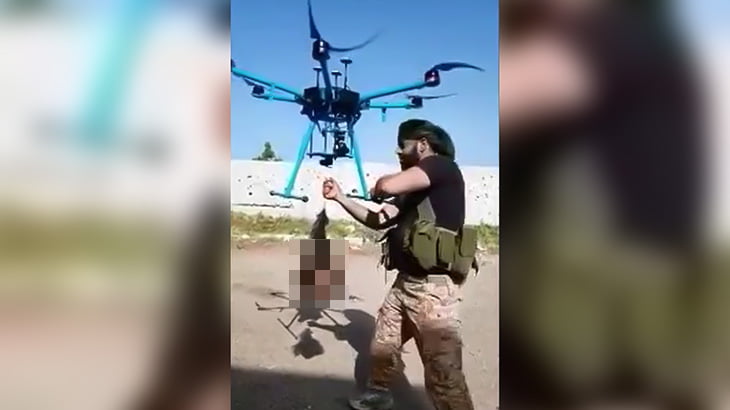 【閲覧注意】切断した敵兵の首をドローンで飛ばす映像。