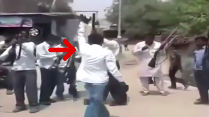 結婚式の祝砲で頭を撃ち抜かれて死ぬ男の映像。