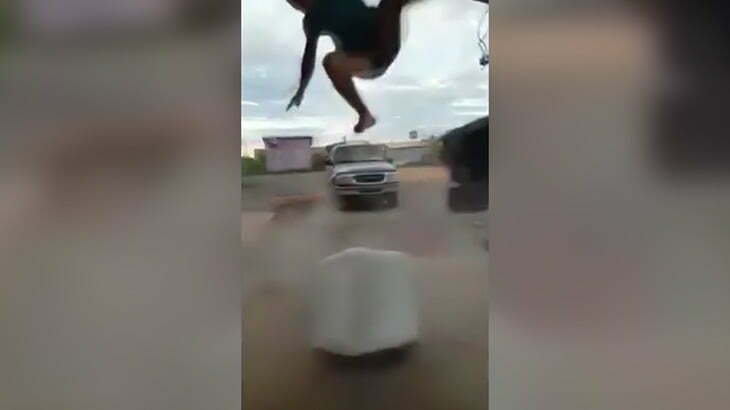 空気を入れすぎたエアマットが爆発して弾き飛ばされてしまう男性の映像。