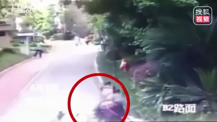 【衝撃映像】飛び降り自殺した男、下にいた女性とその子供を殺してしまう･･･。