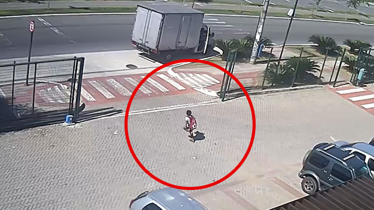 【衝撃映像】道路に飛び出してしまった12歳の男の子、車に轢かれて死亡する映像。