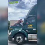 【衝撃映像】トラックのボンネットにしがみつく男を振り落とそうとするドライバー。