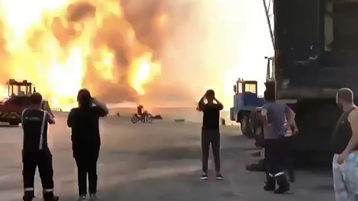 【衝撃映像】レバノンのベイルート大爆発を至近距離で撮影していた男性のスマホ映像。