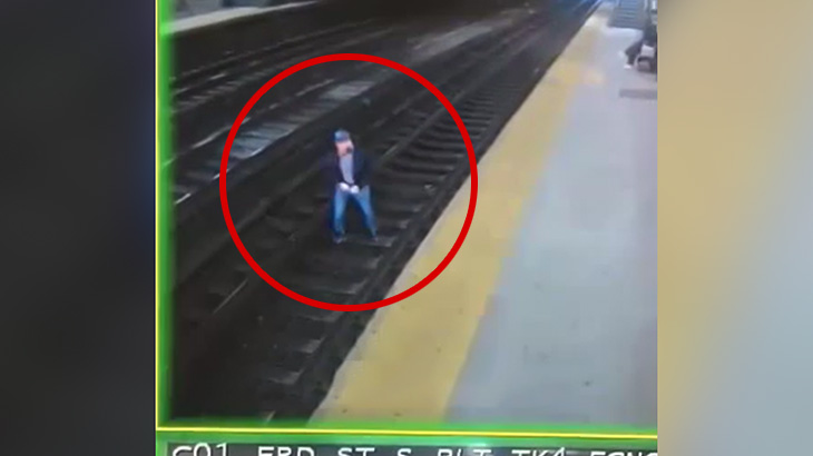 【衝撃映像】線路に飛び降りて真正面から列車に轢かれて自殺する男。