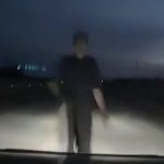 【衝撃映像】夜道を走行中の車が突然現れた男性を轢いてしまう事故映像。