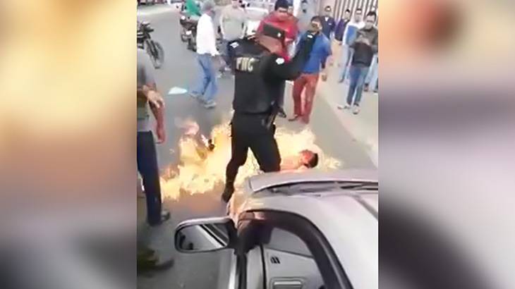 【衝撃映像】モブジャスティスで生きたまま燃やされてしまう男。