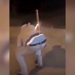 ロケット花火をパンツに挿して暴発した男の尻、めっちゃ火傷を負ってしまう映像。