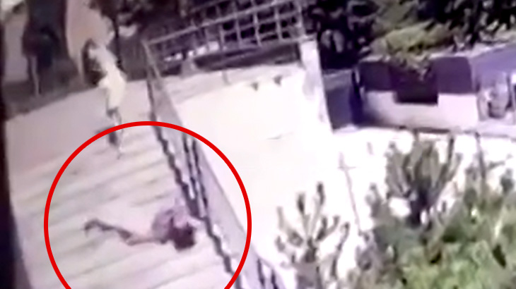 空から降ってきた窓枠にデスフロムアバブされてしまった男性の映像。