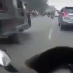 車の間を猛スピードですり抜けていくバイカーの映像。