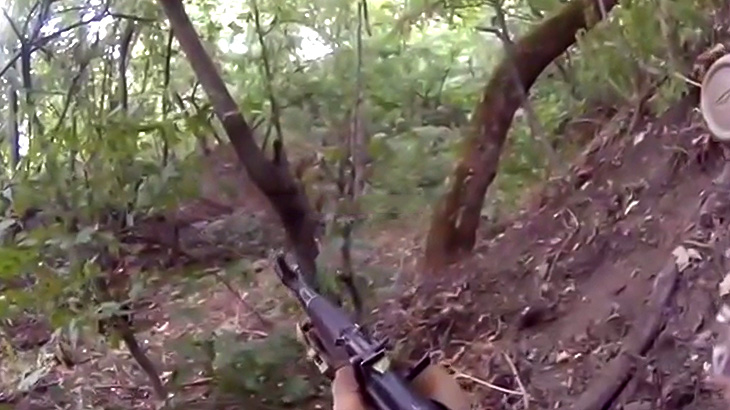 戦場で地雷を踏んで倒れてしまう兵士のFPS視点映像。