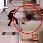 裁判中、部屋から飛び出し手すりを乗り越えて落下する男の映像。